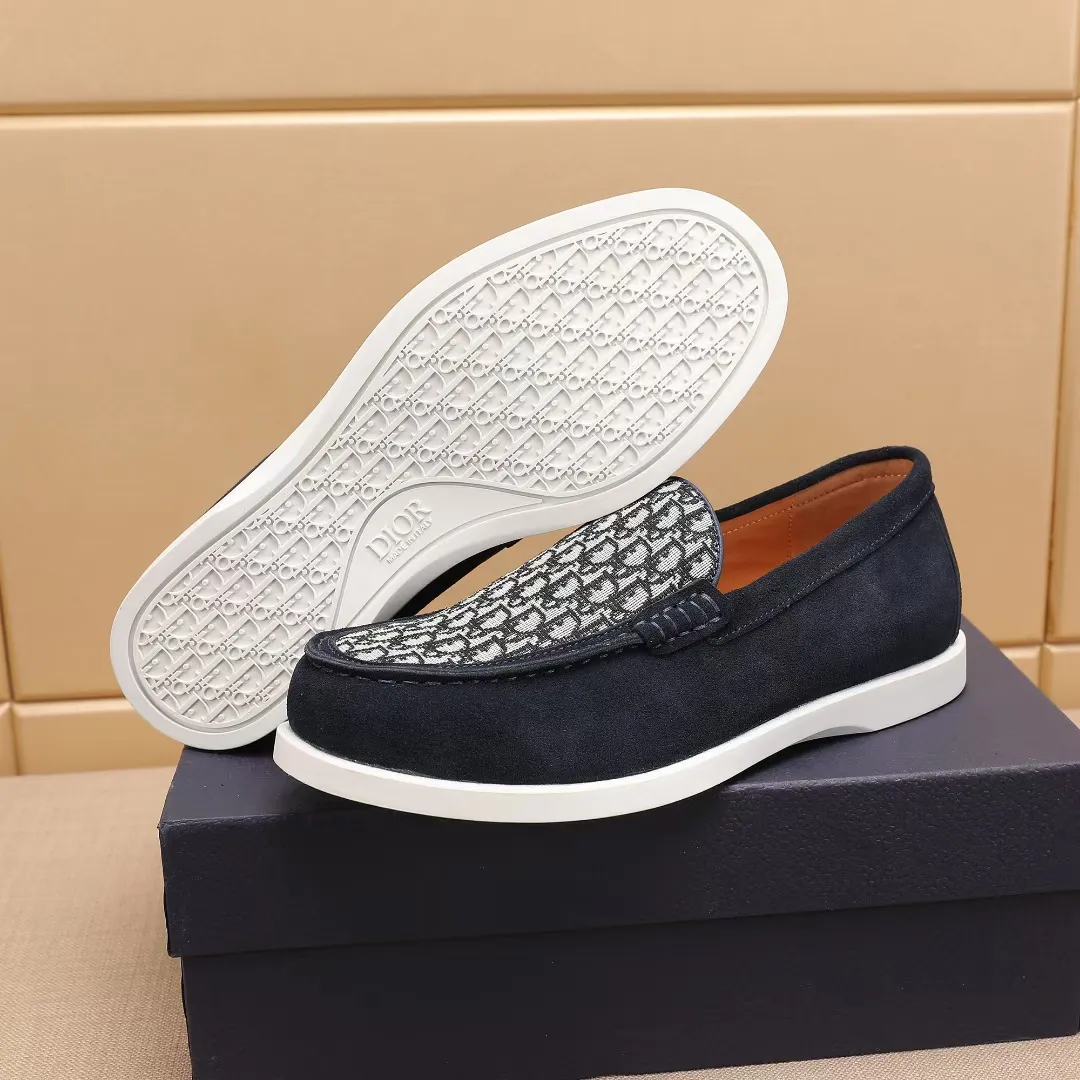 Men's Men's Shoes 💰400 [New Style] 🏍️🏍️Dior - This Dior Granville loafer is a casual dress shoe. Crafted from luxuriously soft beige suede, it features a beige Oblique print panel on the upper. The lightweight cream-white rubber sole is more sophisticated. The Dior Oblique pattern is engraved on the outsole to enhance the style, and the Dior logo is engraved on the back side. Adds elegance to any casual look.